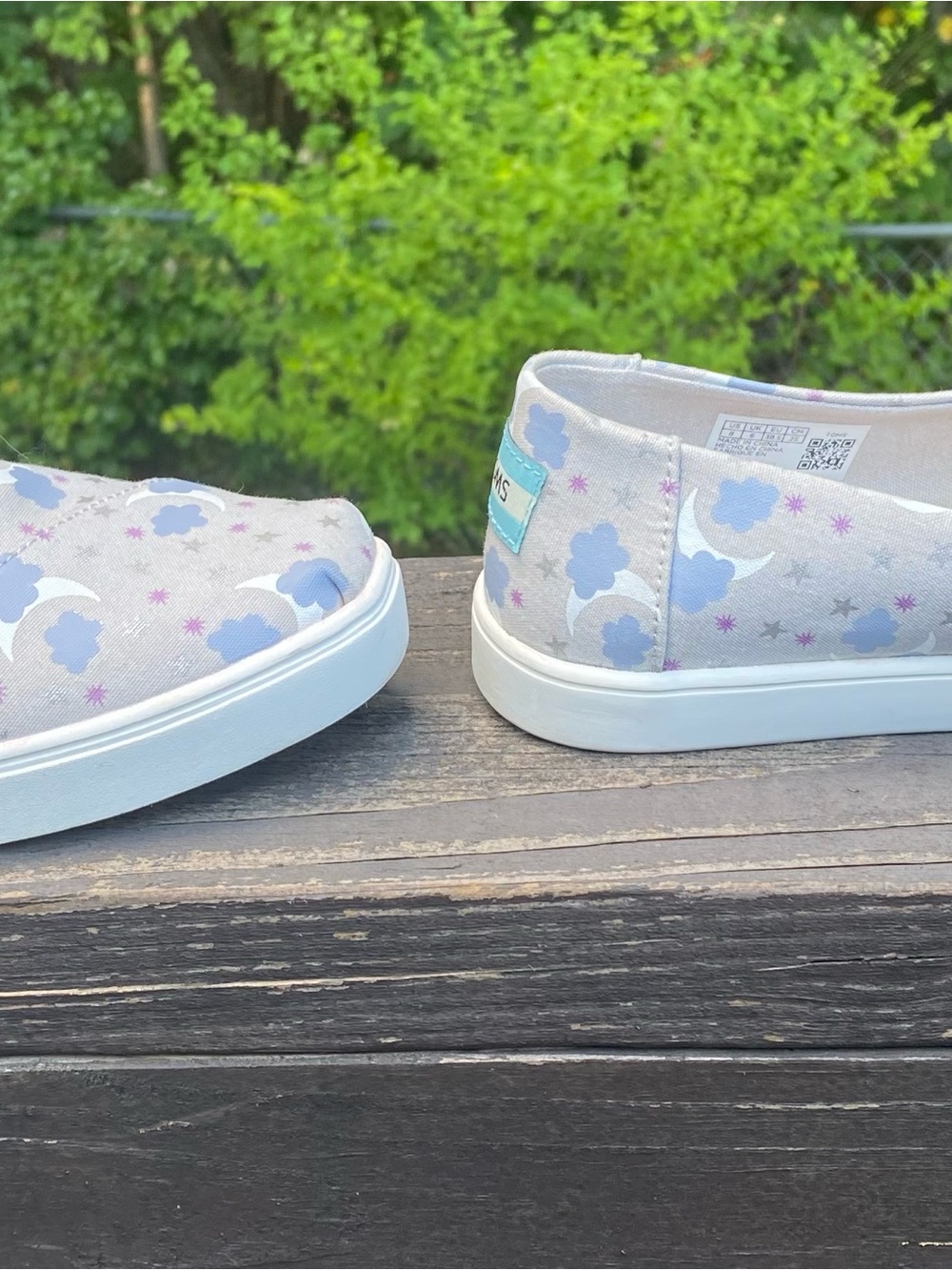 TOMS Women's Light Gray Slip-On Flats with Blue Cloud & Purple Star Print - Picture 3 of 5